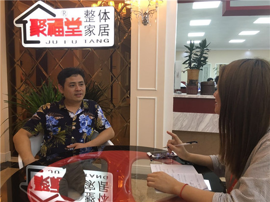 聚福堂总经理何总与米兰体育app入口官网记者热情交流